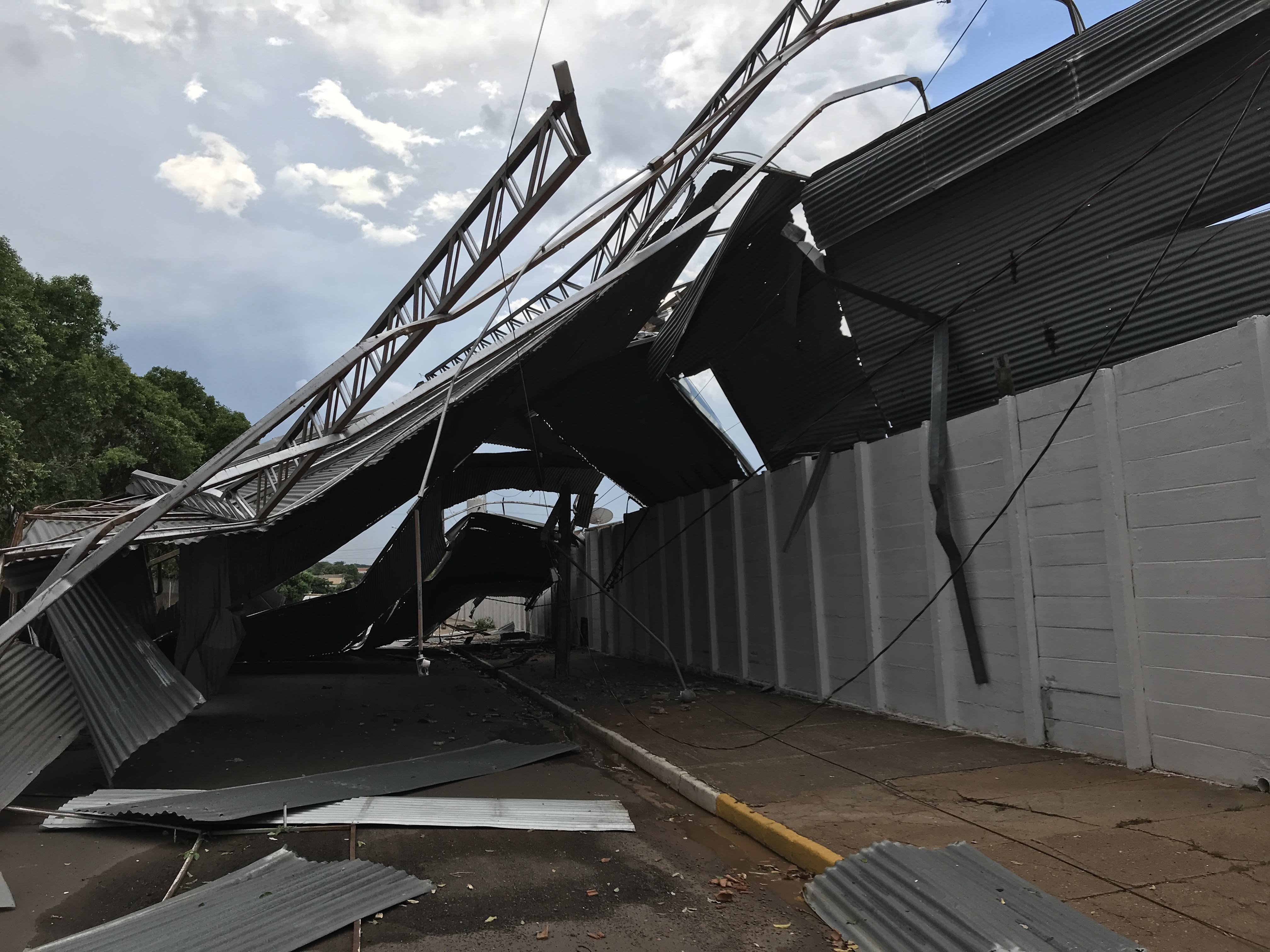 Vendaval arranca cobertura das barracas das entidades no Poliesportivo de Adamantina