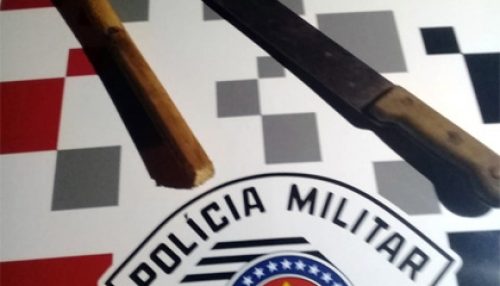 Homem armado de facão enfrenta policiais em Iacri