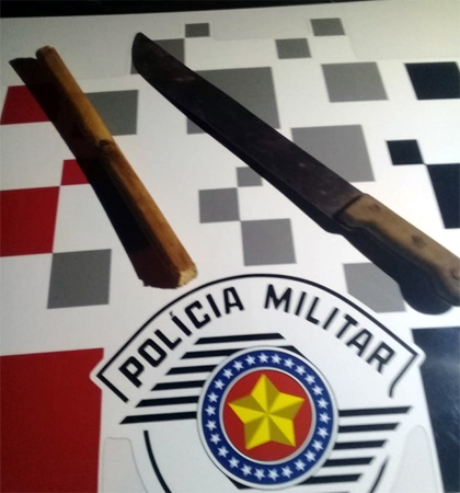 Homem armado de facão enfrenta policiais em Iacri