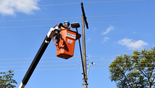 Trabalho de instalação das lâmpadas de led avança em Adamantina