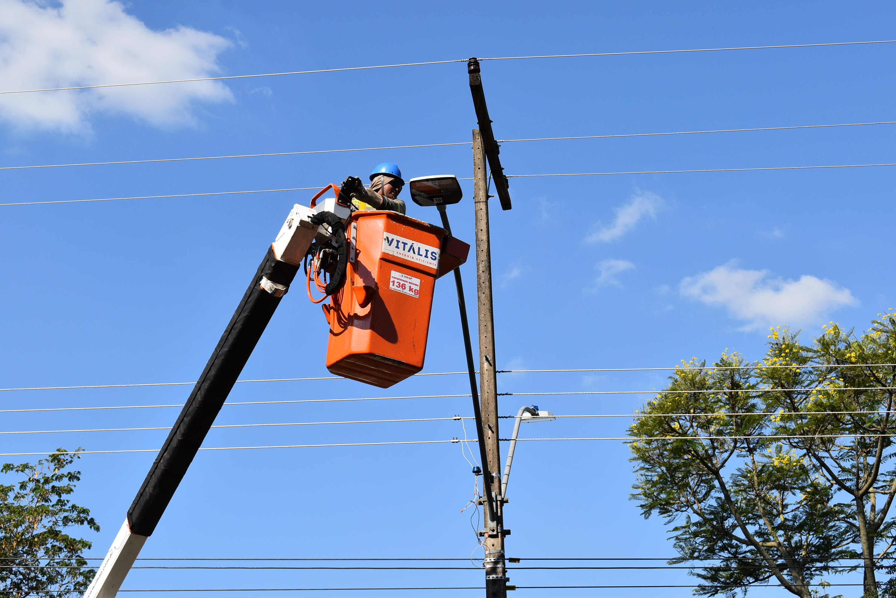 Trabalho de instalação das lâmpadas de led avança em Adamantina
