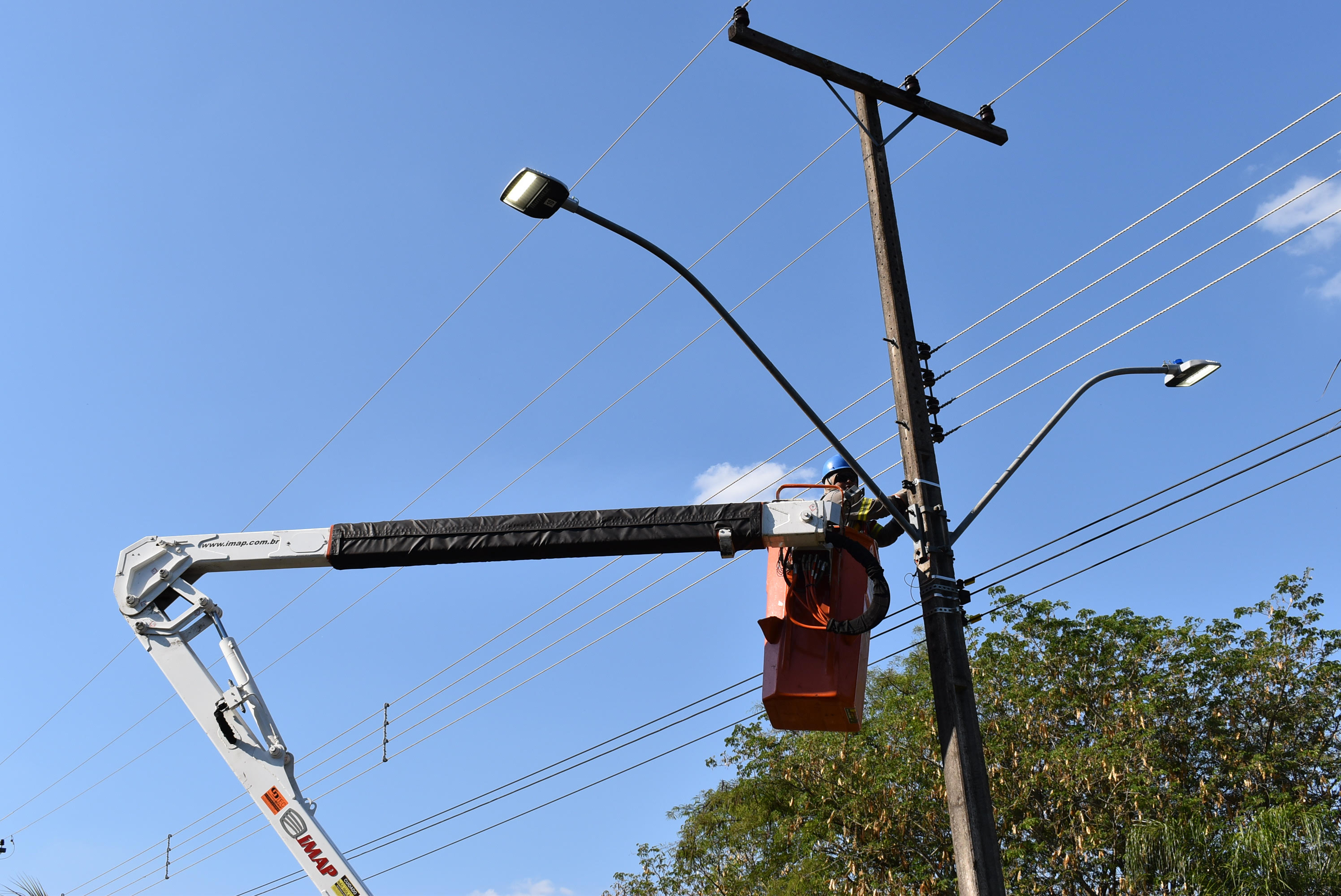Inicia-se a instalação das lâmpadas de led em Adamantina