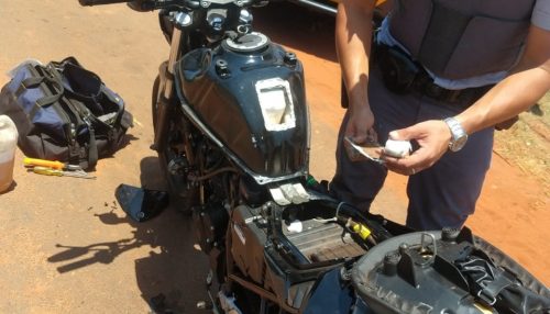 Dois são presos transportando cocaína em fundo falso no tanque de uma moto