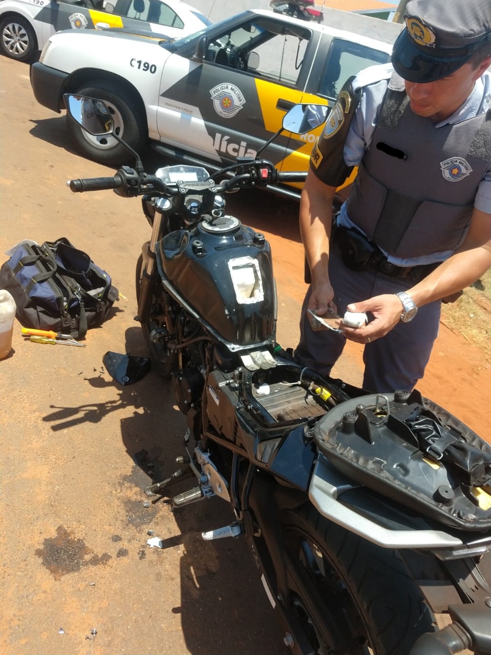 Dois são presos transportando cocaína em fundo falso no tanque de uma moto