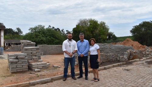 Secretaria de Obras e Serviços de Adamantina recebe doação de bloquetes e pedras sextavadas