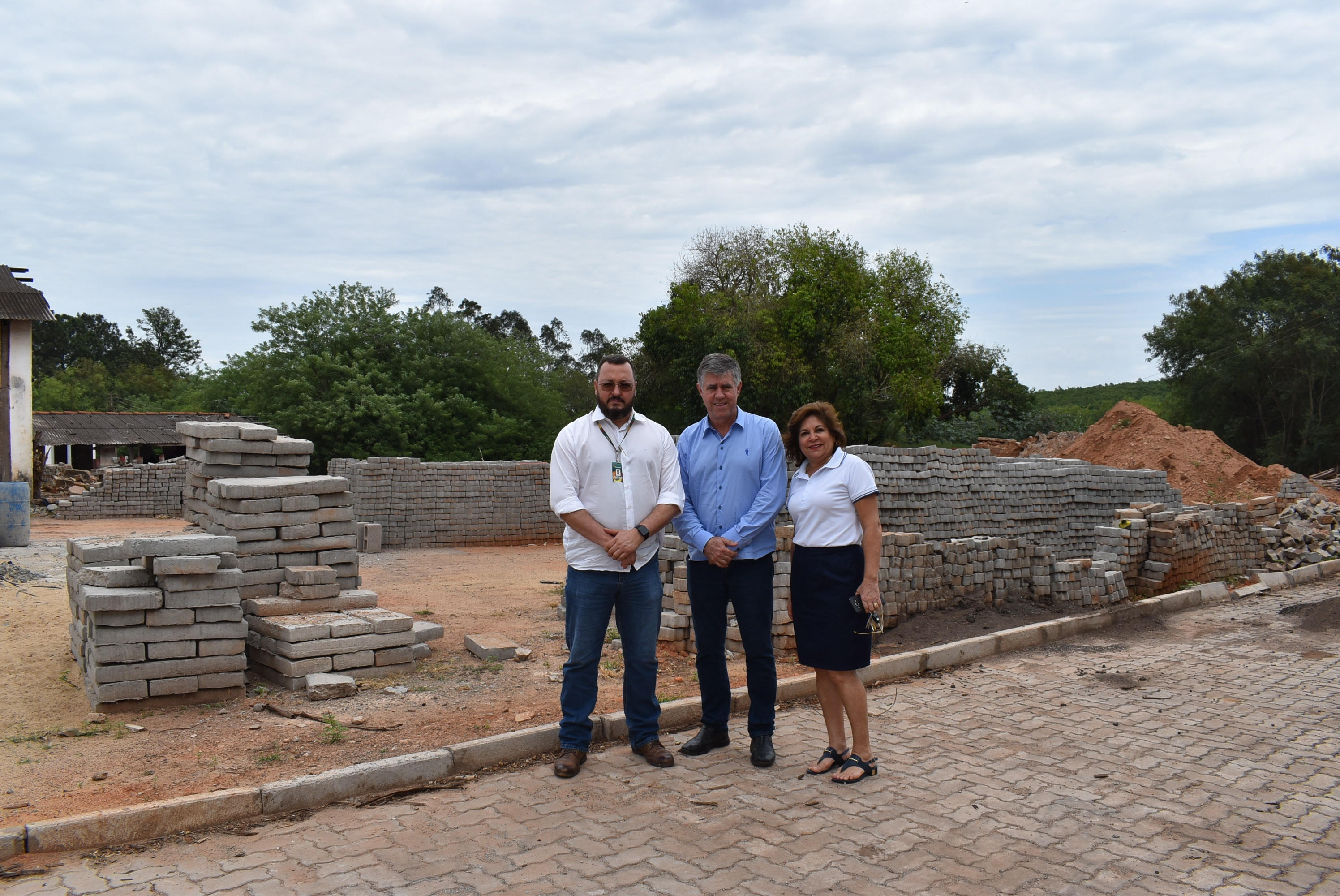 Secretaria de Obras e Serviços de Adamantina recebe doação de bloquetes e pedras sextavadas