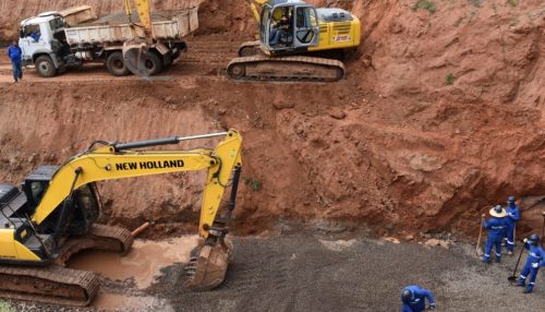 Secretaria de Obras e Serviços de Adamantina dá continuidade a instalação das aduelas no Parque dos Pioneiros