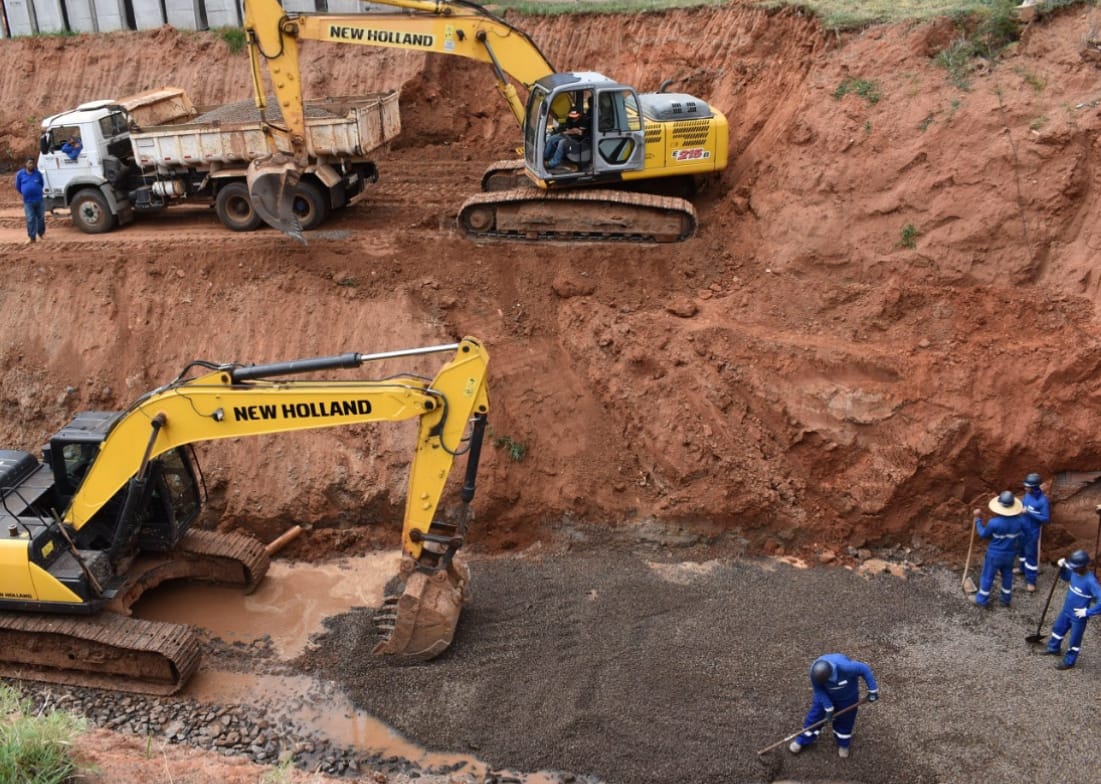 Secretaria de Obras e Serviços de Adamantina dá continuidade a instalação das aduelas no Parque dos Pioneiros