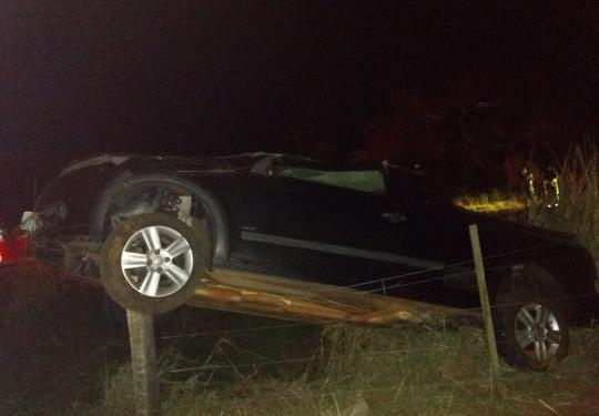 Motorista capota saveiro na vicinal entre Osvaldo Cruz e Salmourão