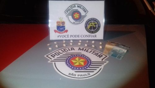 Motociclista é preso por tráfico ao tentar dispensar porção de cocaína pela SP-294 em Santa Mercedes