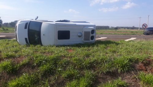 Acidente entre van da Saúde com 15 pacientes e carro deixa duas vítimas em estado grave