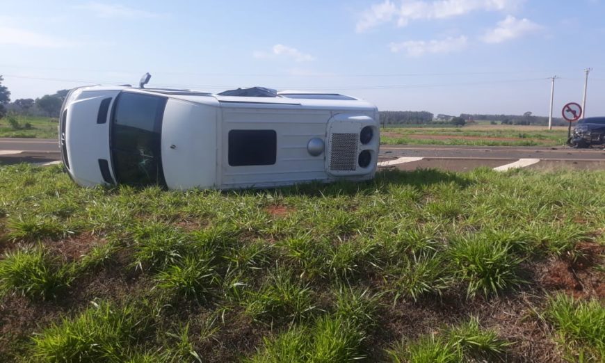 Acidente entre van da Saúde com 15 pacientes e carro deixa duas vítimas em estado grave