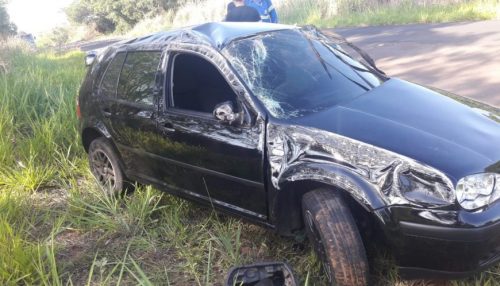 Acidente entre dois carros e moto deixa três pessoas feridas