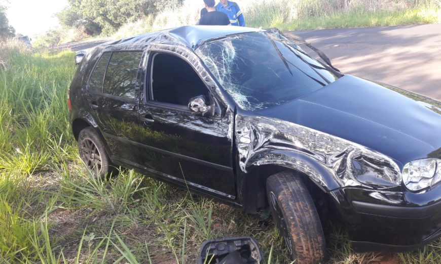 Acidente entre dois carros e moto deixa três pessoas feridas