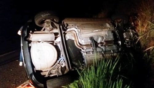 Motorista sai ileso após carro bater em barranco e tombar na SP-294 em Flórida Paulista