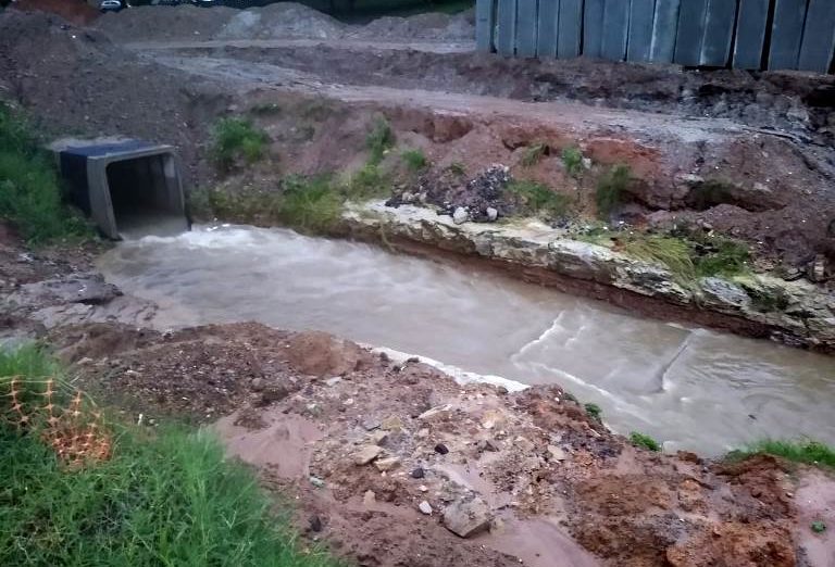 Chuva causa alagamentos em Adamantina, força da água derrubou uma aduela no Parque dos Pioneiros