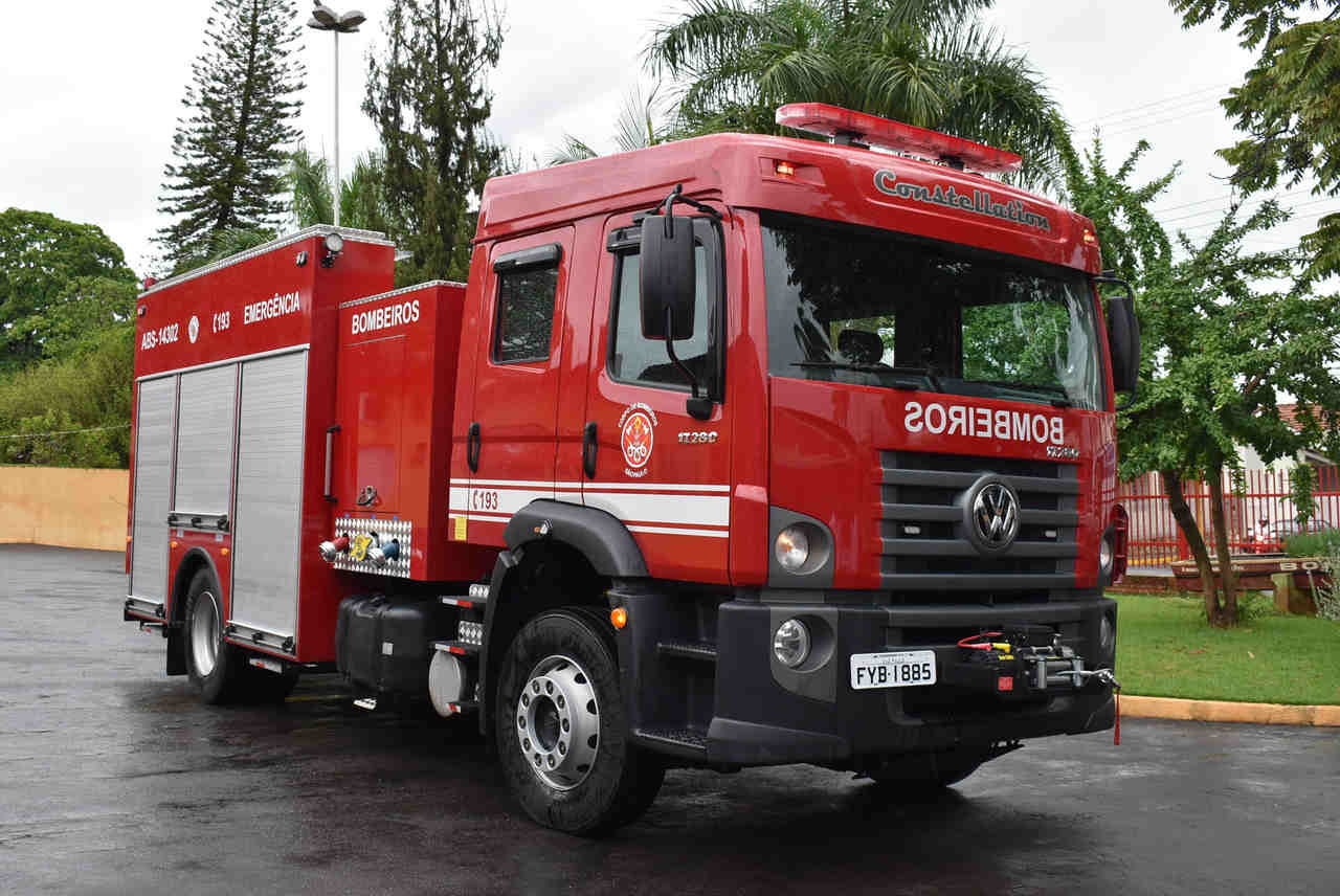 Bombeiros de Adamantina resgata vaca que caiu em fossa com três metros de profundidade