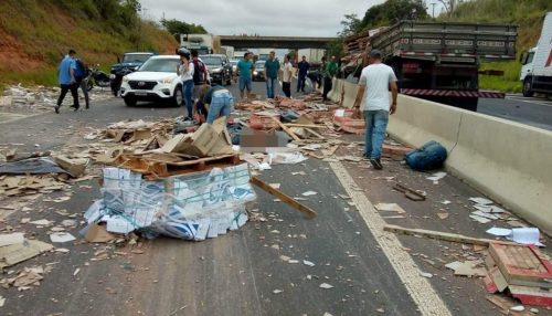 Caminhoneiro é arremessado após colisão de caminhões em rodovia da região