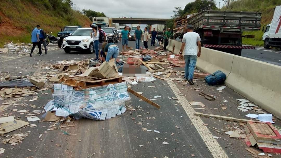 Caminhoneiro é arremessado após colisão de caminhões em rodovia da região