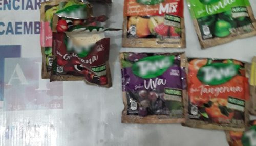 Mulher coloca cocaína em saquinhos de suco em pó que seriam entregues ao filho na Penitenciária de Pacaembu