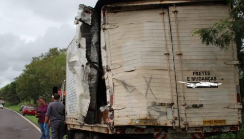 Polícia Rodoviária registra colisão lateral entre dois caminhões na SP-294