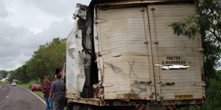 Polícia Rodoviária registra colisão lateral entre dois caminhões na SP-294
