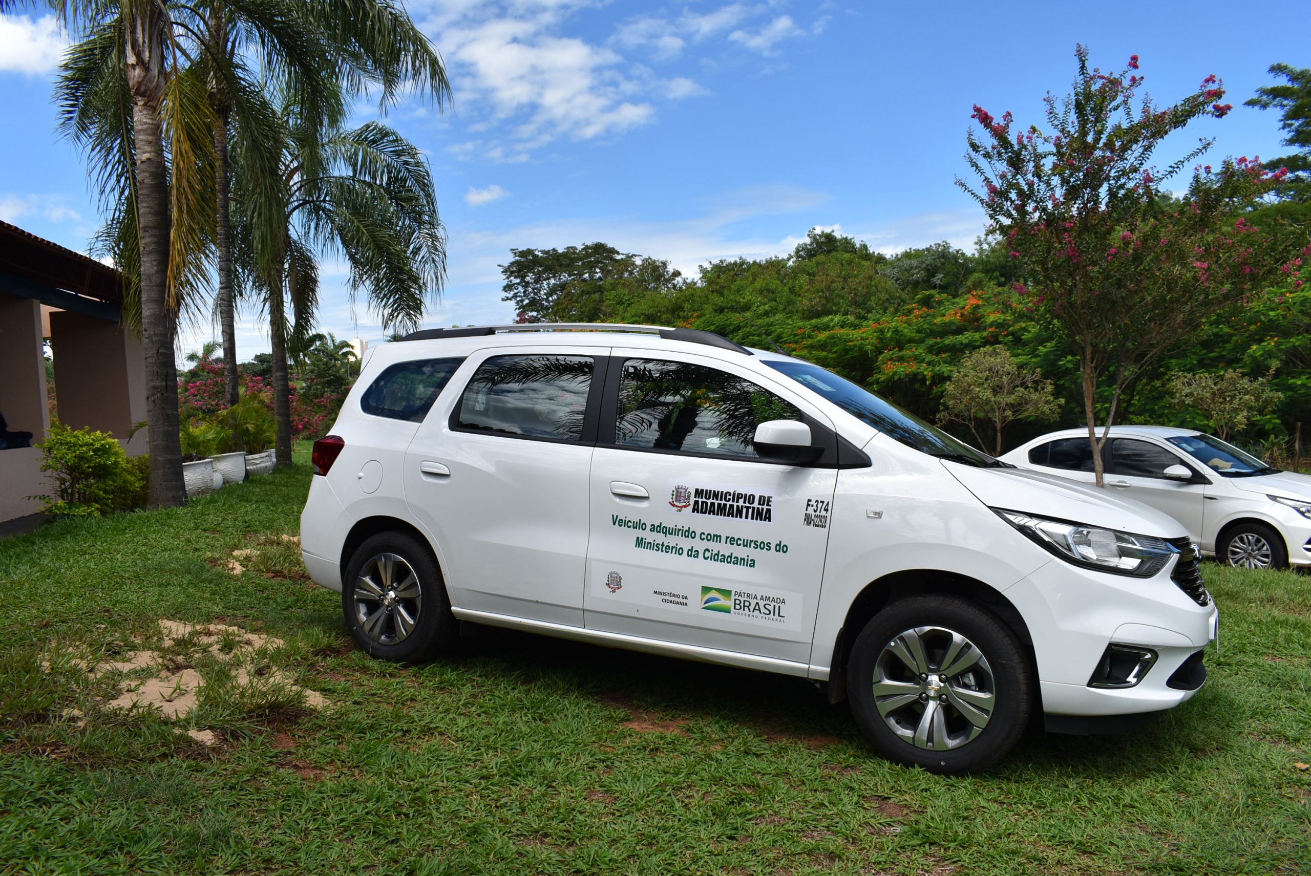 Prefeitura de Adamantina faz entrega de um veículo e equipamentos para a Casa do Garoto