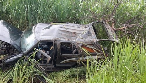 Veículo funerário transportando cadáver capota na Integração em Venceslau
