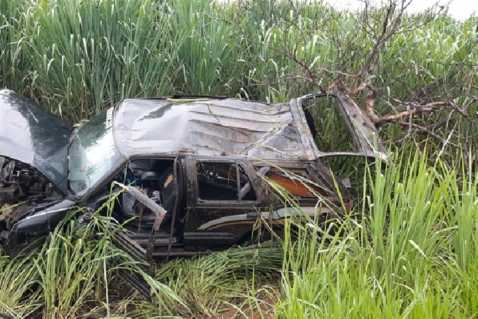 Veículo funerário transportando cadáver capota na Integração em Venceslau
