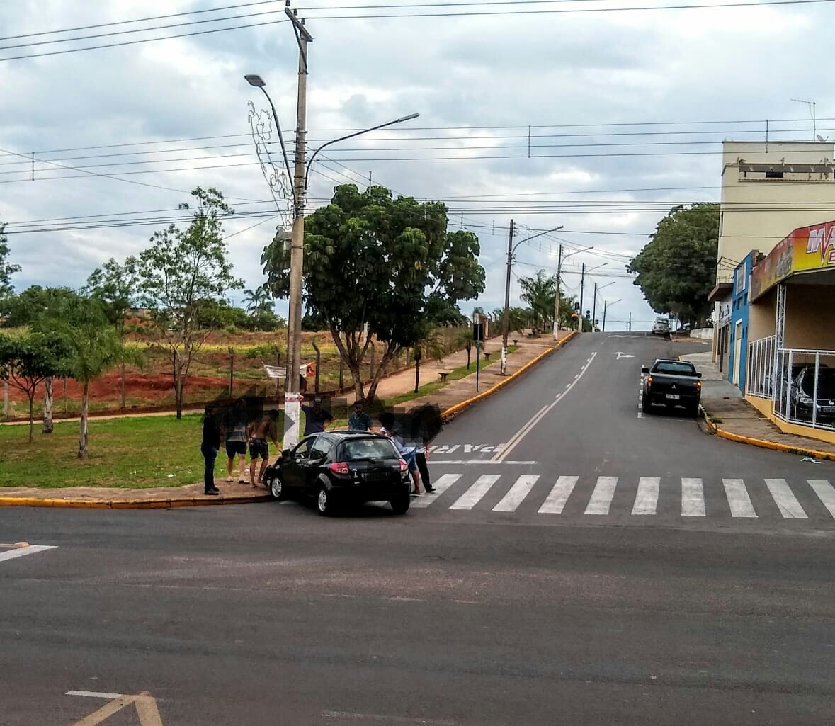 Um idoso passa mal no volante, bate em poste, em Bastos e dois homens que estavam no local se agrediram
