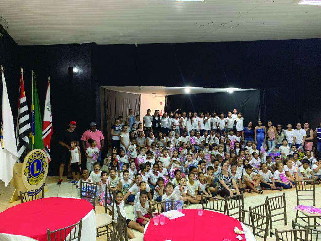 Lions Clube de Adamantina faz a alegria das crianças no Natal Escolar 2019