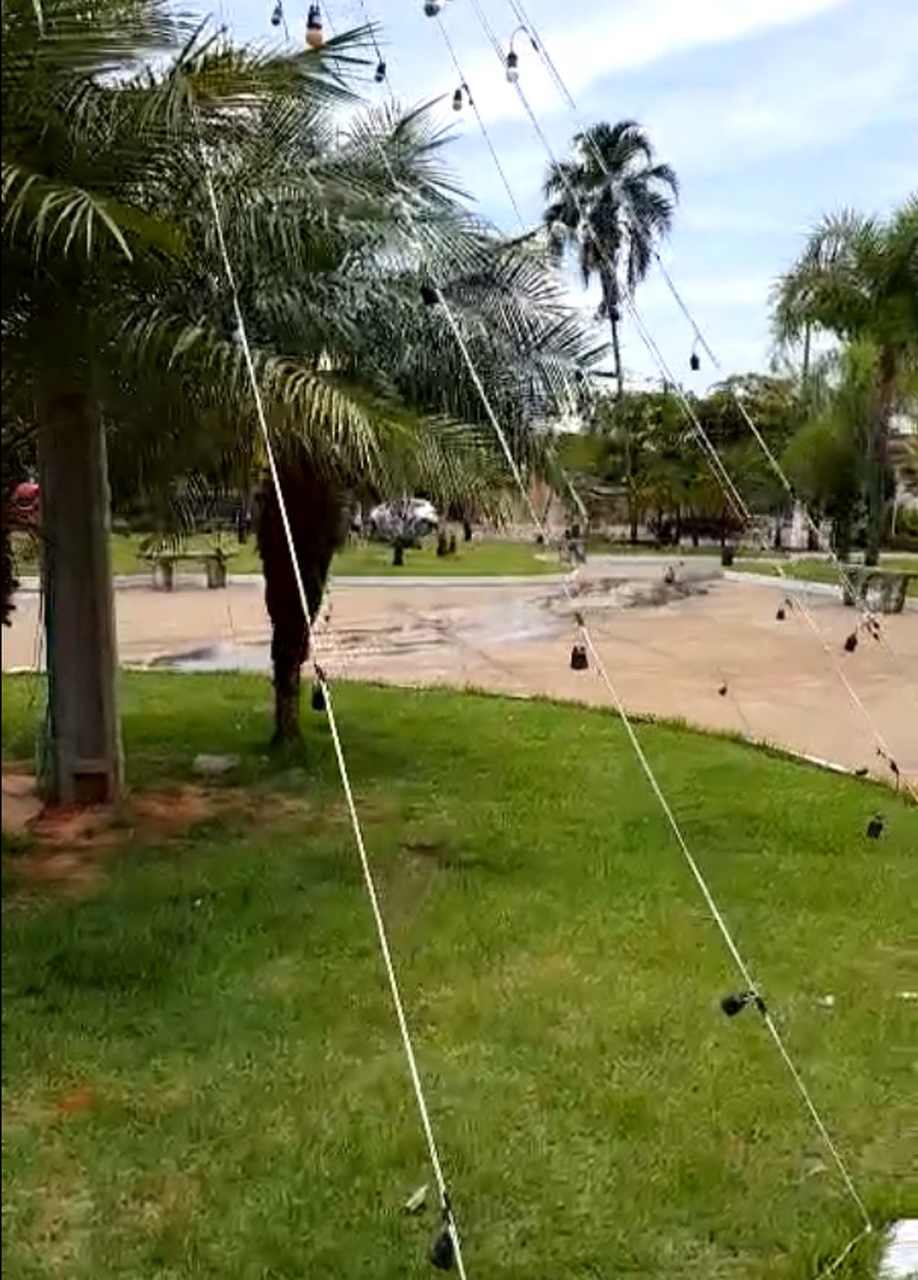 Lâmpadas de decoração natalina são furtadas de praça em Pacaembu