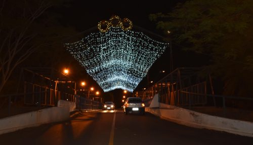 Adamantina convida a todos da região para que visitem a cidade enfeitada e iluminada para o natal
