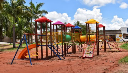 Parque dos Pioneiros recebe brinquedos para o parque infantil