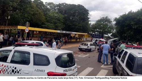 Caminhão perde o freio e veículos sucateados atingem carros estacionados no Centro de Panorama