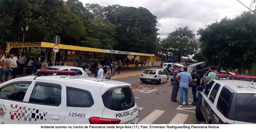 Caminhão perde o freio e veículos sucateados atingem carros estacionados no Centro de Panorama