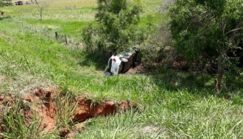 Mulher sofre fratura de braço em tombamento de veículo na SP-294