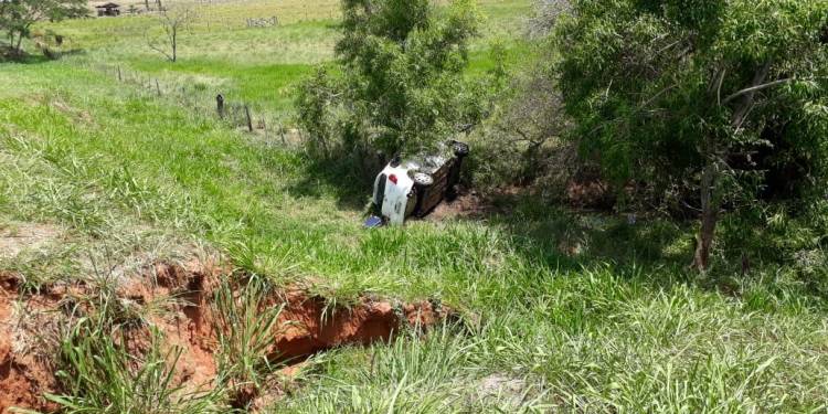 Mulher sofre fratura de braço em tombamento de veículo na SP-294