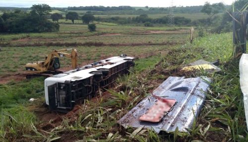 Duas mulheres morrem e outras 15 pessoas ficam feridas em acidente com ônibus