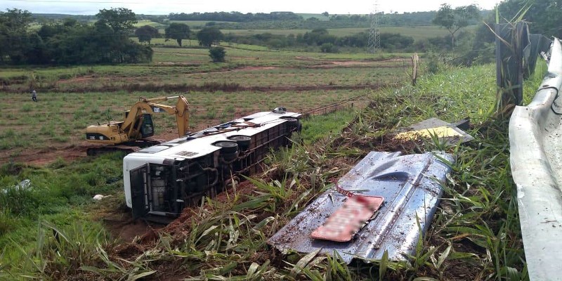 Duas mulheres morrem e outras 15 pessoas ficam feridas em acidente com ônibus