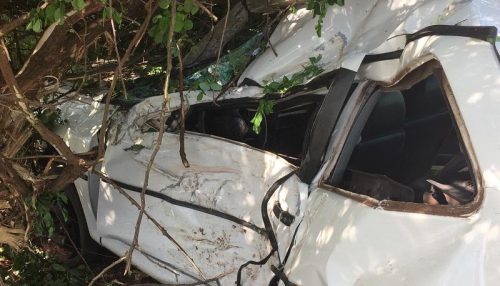 Idoso morre e mulher fica ferida após carro bater em pilar de concreto e cerca de arame