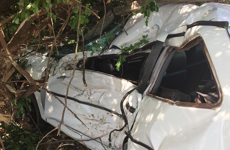 Idoso morre e mulher fica ferida após carro bater em pilar de concreto e cerca de arame