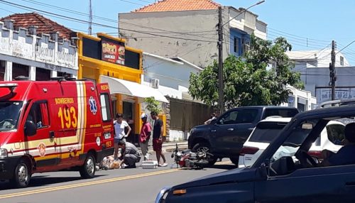 Acidente envolvendo carro e moto deixa uma pessoa ferida no centro de Adamantina