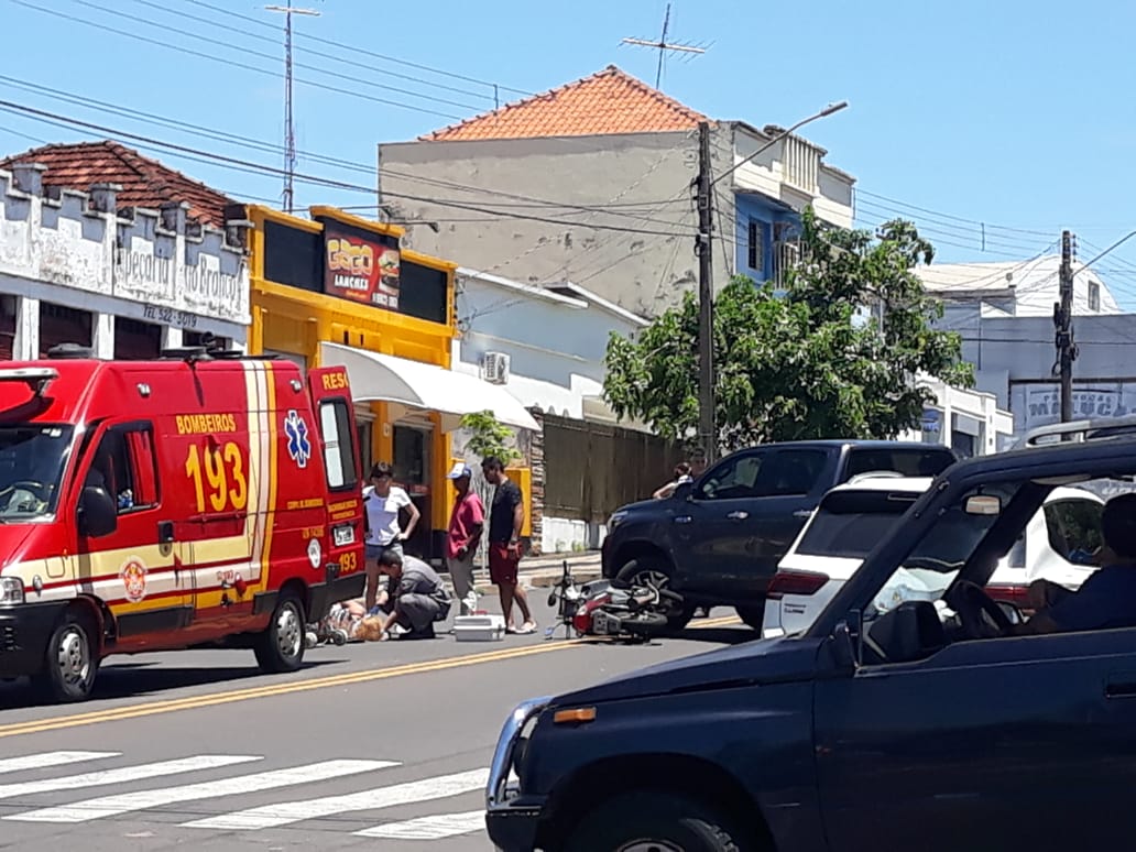 Acidente envolvendo carro e moto deixa uma pessoa ferida no centro de Adamantina