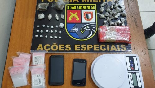 Mulher usa banheiro de praça para esconder drogas e, após vistoria da PM, acaba presa em Osvaldo Cruz