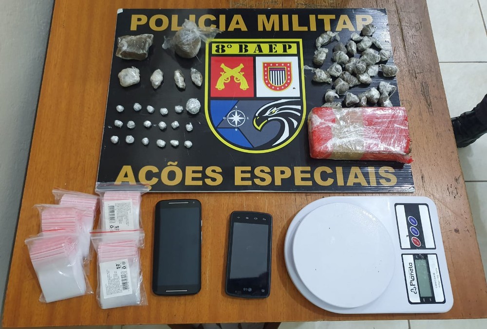 Mulher usa banheiro de praça para esconder drogas e, após vistoria da PM, acaba presa em Osvaldo Cruz