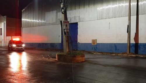 Caminhão com carga alta arranca fiação de telefonia e internet no centro de Adamantina