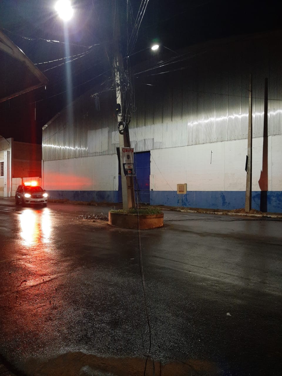 Caminhão com carga alta arranca fiação de telefonia e internet no centro de Adamantina