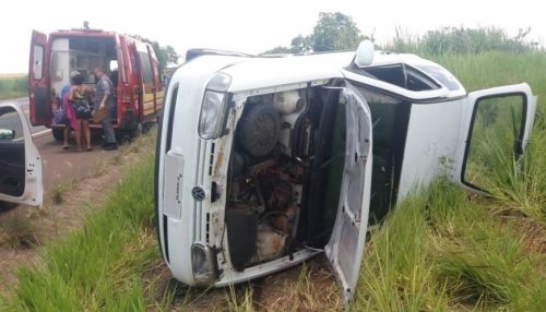 Capotamento entre Flórida Paulista e Adamantina deixa cinco pessoas feridas
