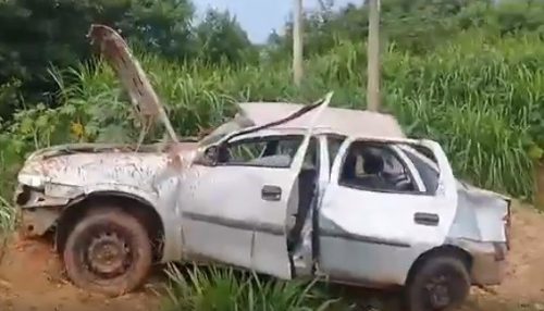 Com quatro pessoas abordo, carro com placas de Pacaembu capota e fica destruído